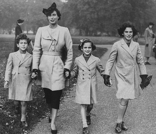 Lydie Louise Yvonne Cahen d'Anvers avec ses enfants Evelyn, Anne and Renee dans Hyde Park à London -22 octobre 1937 - source Getty Images